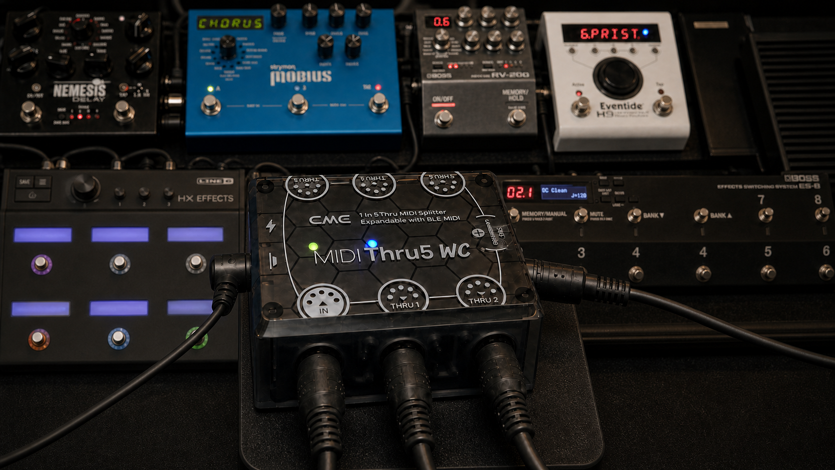 CME MIDI Thru5 WC でMIDI信号を5系統に分配している様子