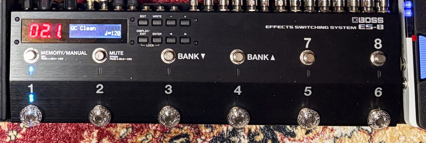 BOSS ES-8の8つのフットスイッチ