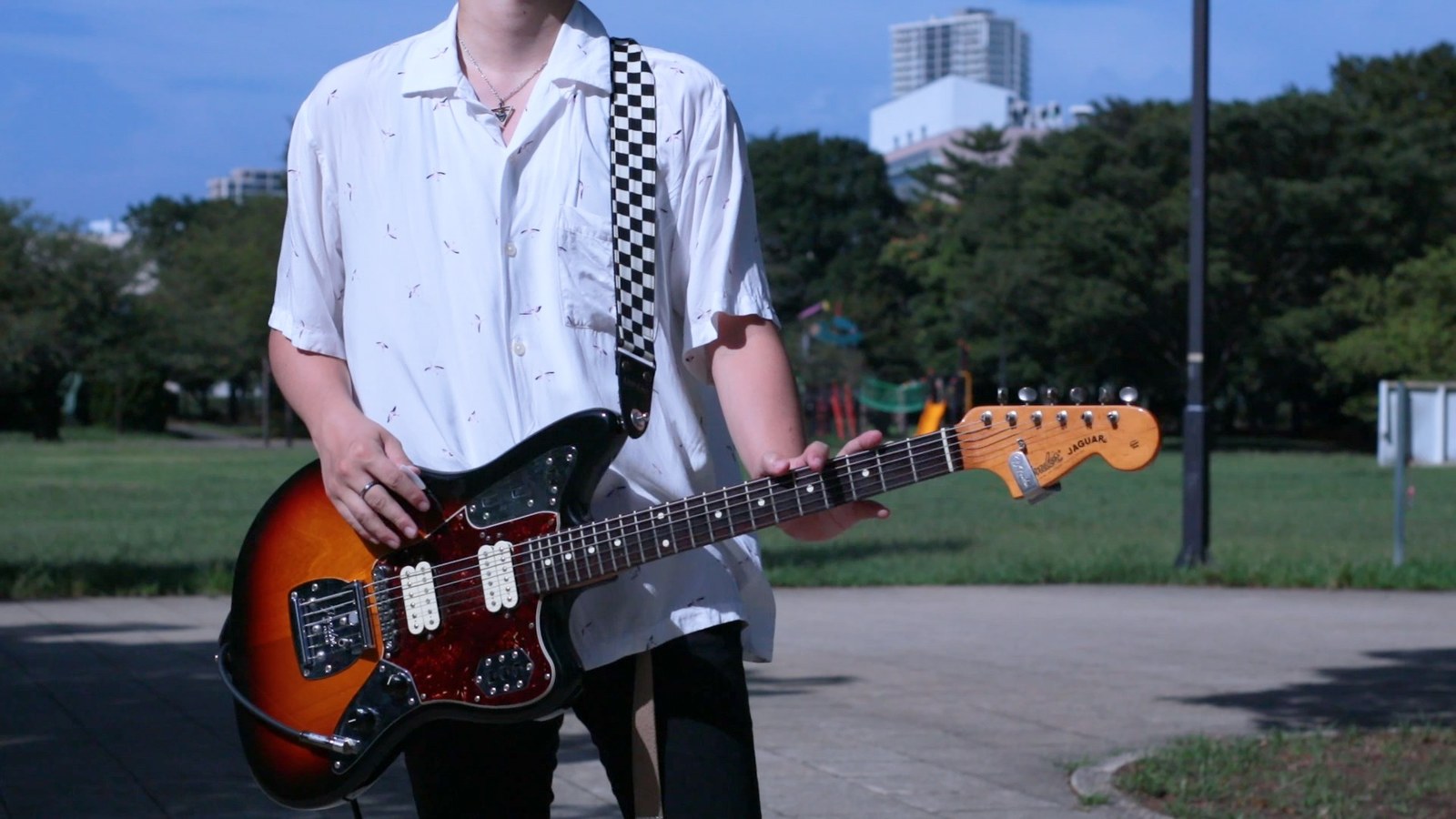 Fender Jaguar Special HH を構えたところ